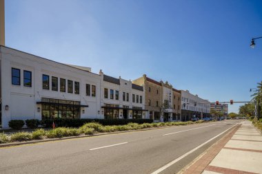 Tampa, FL, ABD - 24 Ekim 2024: WKennedy Bulvarı 'ndaki işletmeler ve dükkanlar