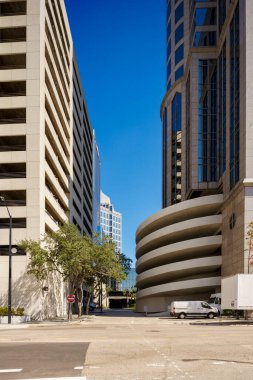 Mavi gökyüzünde yüksek kuleler Tampa Florida arka planında
