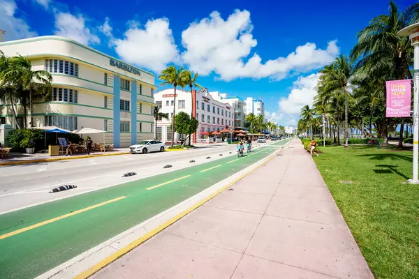 Miami Beach, FL, ABD - 23 Ekim 2024 Miami Beach Ocean Drive Yolu 2024