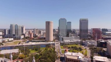 Tampa, FL, ABD - 15 Ekim 2024: Tampa şehir merkezine hava yaklaşımı