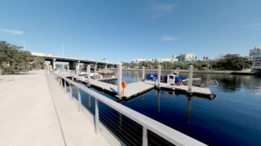 Tampa, FL, ABD - 15 Ekim 2024: Julian B Lane Riverfront Park Tampa 'daki rıhtım