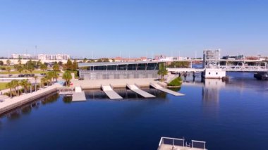 Tampa, FL, ABD - 15 Ekim 2024: Aerial Video Tampa River Center 4k stock video 2024
