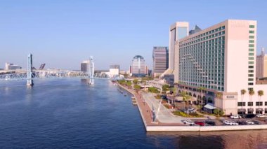 Jacksonville Riverfront Sahnesi Hyatt Regency Oteli ve yükselen iş kuleleri