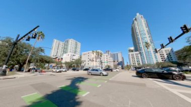 Tampa, FL, ABD - 24 Ekim 2024: Tampa kavşağı Ashley ve Cass 2024