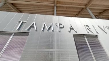 Tampa, FL, ABD - 24 Ekim 2024: Tampa Nehri Merkez Binası tabelası