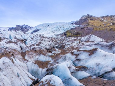 İzlanda 'nın buzulları toprakla kaplı.