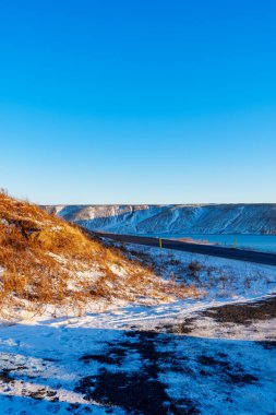 İzlanda yolu karlı dağ geçidinden geçiyor.