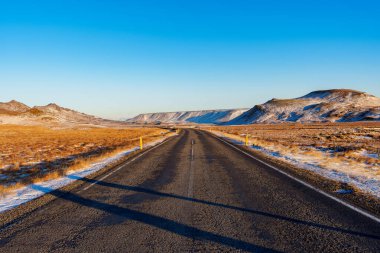 İzlanda dağlarında yol 2024 stok fotoğrafı