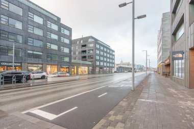 Reykjavik, İzlanda - 26 Kasım 2024: Geirsgata Yolu Reykjavik, İzlanda sokak manzaralı