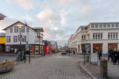 Reykjavik, İzlanda - 26 Kasım 2024: Reykjavik, İzlanda 'nın merkezindeki dükkan ve işletmelerin sokak manzarası