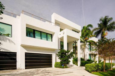 Fort Lauderdale, FL, ABD - 2 Kasım 2024: Fort Lauderdale Florida USA 'da lüks bir malikanenin fotoğrafı