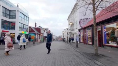 ReykjavIk, İzlanda - 26 Kasım 2024 Reykjavik tatil beldesi, 4k motion video yürüyüş turu