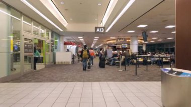 Toronto, CA - 1 Aralık 2024: Toronto Pearson Uluslararası Havalimanı 'nda 14. kapı yiyecek ve dükkanlardan geçmek
