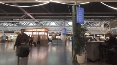 Keflavik, İzlanda - 28 Eylül 2024: KEF Keflavik Uluslararası Havaalanı İzlanda yürüyüş turu