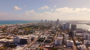 Miami Havayolları 2025 'i gösteriyor. South Beach Miami Florida 'daki hava stoku videosu. Körfezin üzerindeki sahil kuleleri ve gün batımı manzarası