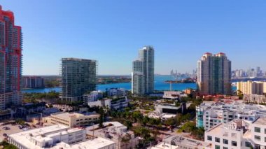 Miami Sahili havacılık panoraması. South Beach 'in 4k 2025 stok görüntüleri. Binalar, körfez ve şehir manzarası