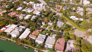 Hava turu lüks Miami evleri. 4k 2025 'te Miami Beach' teki konakların üzerinde uçan insansız hava aracı.