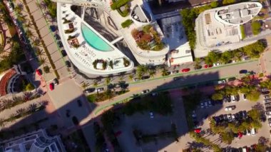 Havadan insansız hava aracı dönüş videosu. Miami Beach Florida 2025. Çatı havuzu ve kavşağı olan bina manzarası