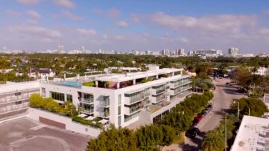 Palau Sunset Liman Havuzu. Miami Sahili. Sinematik Miami stok videosu 2025