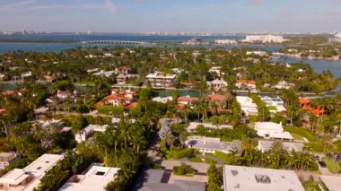 Sunset Adaları 'ndaki Miami Beach' teki havadan çekilmiş lüks evler. Miami Beach 'in 4K stok videosu 2025. Multi milyon dolarlık gayrimenkulleri olan üst sınıf mahalleler.