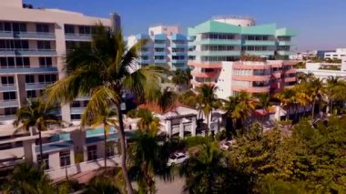 Miami Beach 'teki renkli binalar. Miami Beach Florida 2025 'teki hava aracı videosu. Ocean Drive 'daki mimari ve palmiye manzarası
