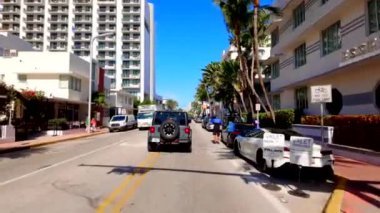 Miami Beach, FL, ABD - 4 Ocak 2025 Miami Beach 2025 'te bir Jeep Wrangler Rubicon' un arkasında
