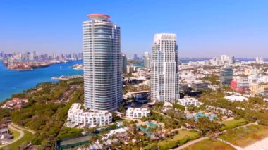 Miami Sahili 'nin üzerinde uçan bir uçak. 2025 hisse senedi videosu Miami Beach Florida USA. Lüks konutların ve yeşil ağaçların manzarası