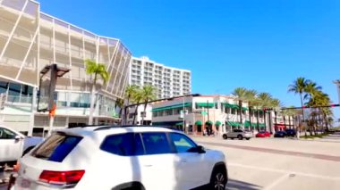 Miami Beach, FL, ABD - 4 Ocak 2025 Ocean Drive 'a yaklaşan 5. Cadde.