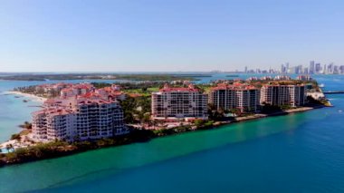 Miami 2025 stok videosu. Fisher Adası 'ndaki İHA görüntüleri. Su manzaralı havadan lüks gayrimenkul