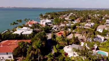 Miami plajı insansız hava aracı videosu. Florida, ABD Lüks Sahil Konakları Sunset Adaları 4k 60fps