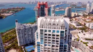 Liman manzaralı Miami Beach gökdelenleri. 2025 hava aracı stok görüntüleri Miami Beach, ABD