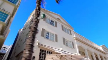 Miami Beach, FL, ABD - 4 Ocak 2025 Miami Beach Otel cepheleri, Palms 2025 4k 60p ile otel cepheleri