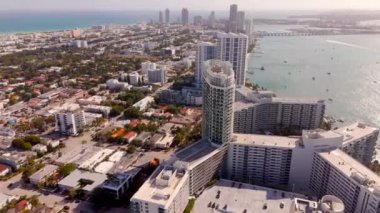 Miami Beach stok videosu 2025. Biscayne Körfezi 'ndeki gökdelenlerin insansız hava aracı görüntüleri. Su, köprü ve tekne manzarası