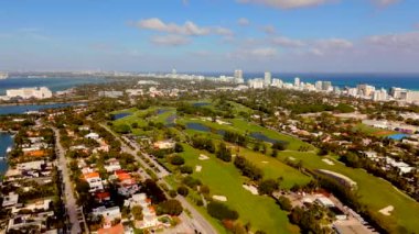 Miami Beach, Florida USA. Hava aracı üstgeçidi golf sahası. Lüks ev manzarası ve uzak okyanuslu golf sahası