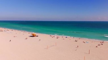 Miami Ocak 2025 hava stoku videosu. Soğuk kış havasında Miami Beach Florida manzarası. Sıcak Atlantik sularında yüzen turistler