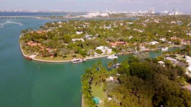 Miami Plajı 'ndaki yerleşim adaları. Hava aracı videosu 4k 2025