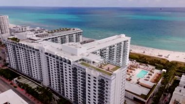 Miami Beach, FL, ABD - 15 Ocak 2025 Hotel South Beach ve Roney Palace, Miami Beach 2025, insansız hava aracı videosu