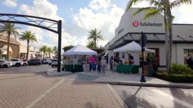 Pembroke Pines, FL, ABD - 20 Ocak 2025: The Shops at Pembroke Gardens. Yürüyen Tur stok görüntüleri 2025