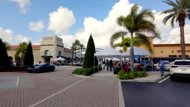 Pembroke Pines, FL, ABD - 20 Ocak 2025: Pembroke Gardens 'taki Dükkanlar' ı gezen ilk kişi