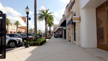 Pembroke Pines, FL, ABD - 20 Ocak 2025: Yürüyüş Turu Pembroke Gardens 2025 Dükkanları