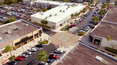 Pembroke Pines, FL, ABD - 19 Ocak 2025: Pembroke Gardens 'taki The Shops' ta hafta sonu çiftçi pazarı
