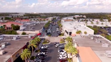 Pembroke Pines, FL, ABD - 19 Ocak 2025: Pembroke Pines Florida. Pembroke Gardens 'taki dükkanlar 2025. Hava aracı üstgeçidi, alışveriş merkezi.