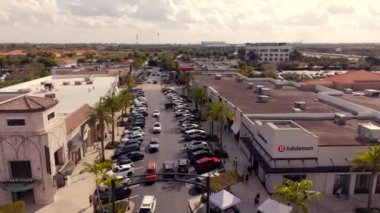 Pembroke Pines, FL, ABD - 19 Ocak 2025: Aerial stock video: The Shops at Pembroke Gardens 2025