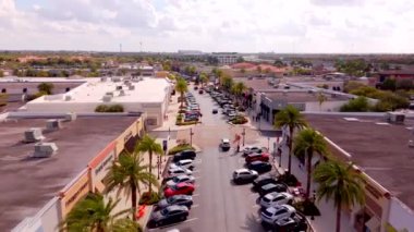 Pembroke Pines, FL, ABD - 19 Ocak 2025: The Shops at Pembroke Gardens. Hava aracı videosu 2025