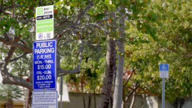 Miami Beach, FL, ABD - 15 Ocak 2025 Miami kamu park ücretleri ve telefon uygulaması detaylarıyla ödeme