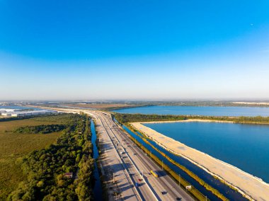 Florida Turnpike Hialeah Miami Dade 'deki beyaz taş ocağı. Hava aracı stok fotoğrafı.