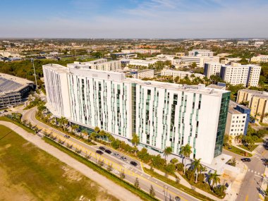 Miami, FL, ABD - 29 Ocak 2025: FIU Güney Kampüsü Florida Uluslararası Üniversitesi 'nde Tamiami Hall öğrenci yurtları