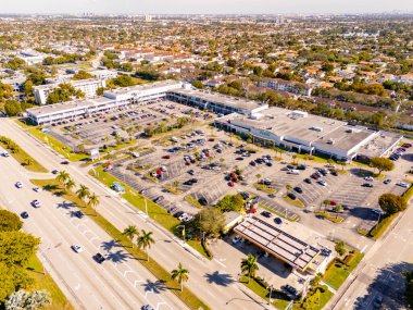 Miami, FL, ABD - 29 Ocak 2025: University Park Center North 'da hava aracı fotoğrafı Publix Super Market