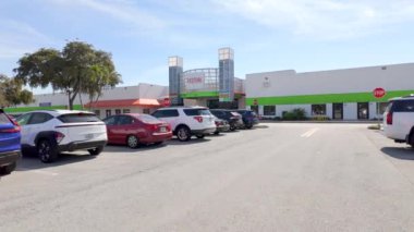 Pompano Beach, FL, ABD - 29 Ocak 2025: Festival Marketplace bit pazarı Pompano Beach Florida