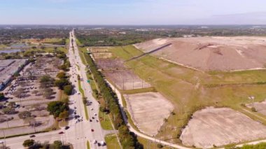 İnsansız hava aracı video görüntüleri Monarch Hill Çöplüğü Pompano Plajı FL 2025 panorama klibi